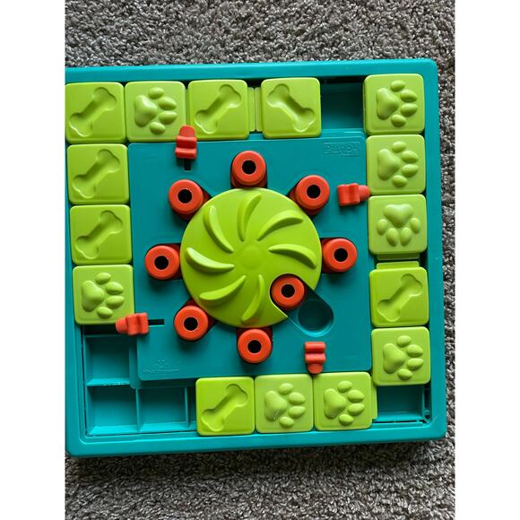 2 Dog Treat Puzzles Outward Hound Multipuzzle - Picture 2 of 6
